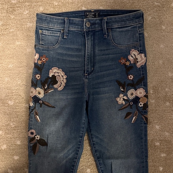 Abercrombie & Fitch Floral Embroidered Simone High Rise Ankle Jean Size 27/4L - Picture 2 of 4
